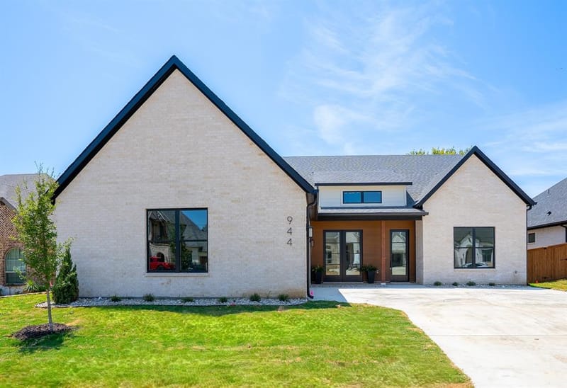 944 Claystone Ridge Drive, Fort Worth TX 76028