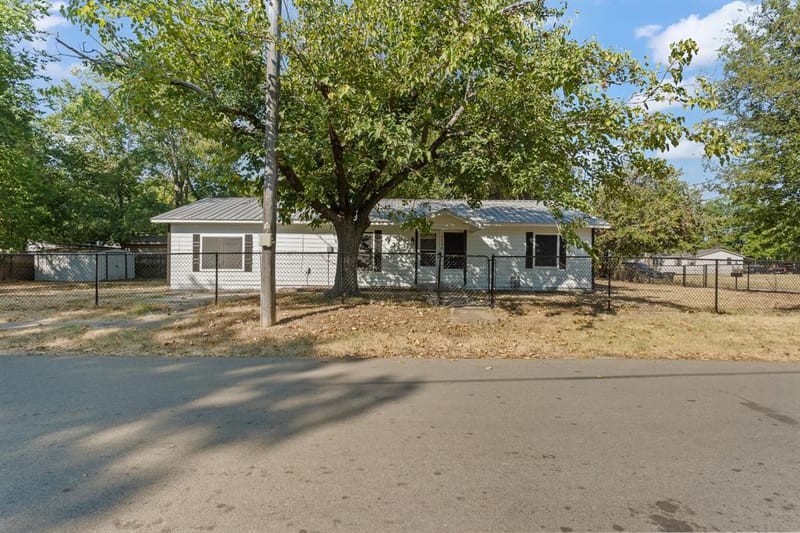 1130 Alvarado Street, Cleburne TX 76031