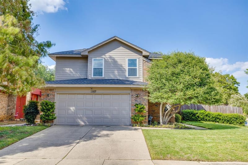 1307 Oriental Avenue, Arlington TX 76011 - Photo 2