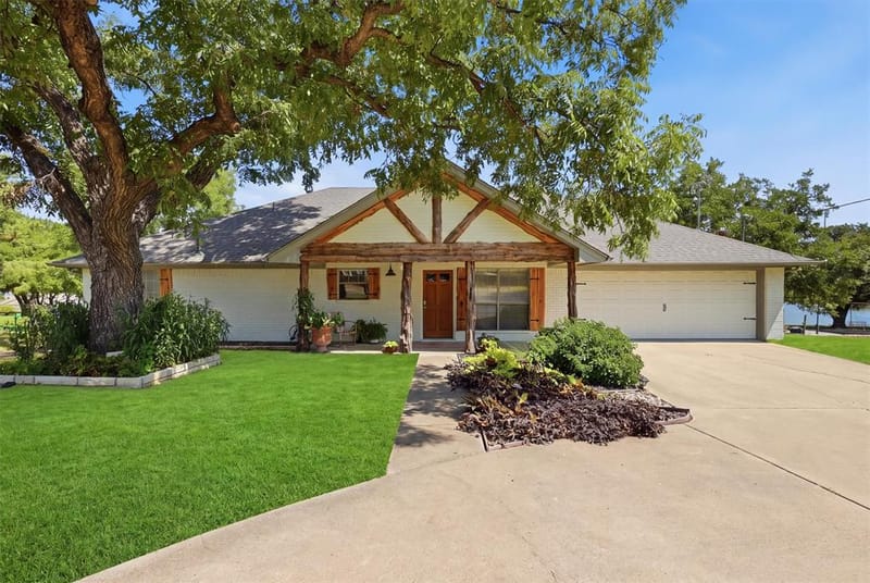 630 E Bridge Street, Granbury TX 76048