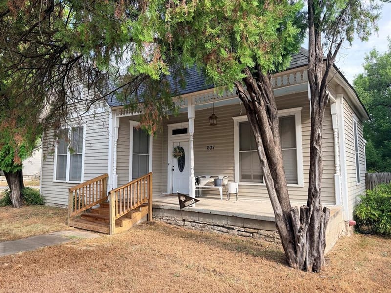 207 W Neely Avenue, Comanche TX 76442 - Photo 2
