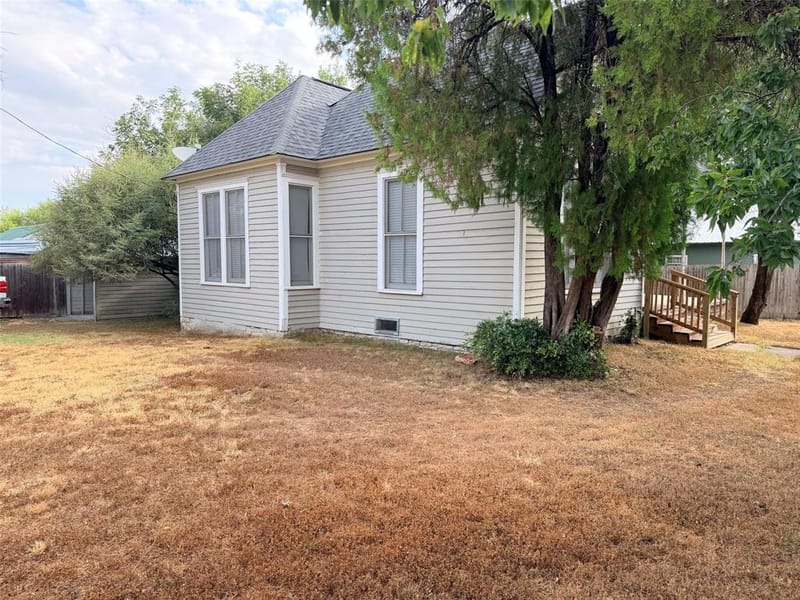 207 W Neely Avenue, Comanche TX 76442 - Photo 17