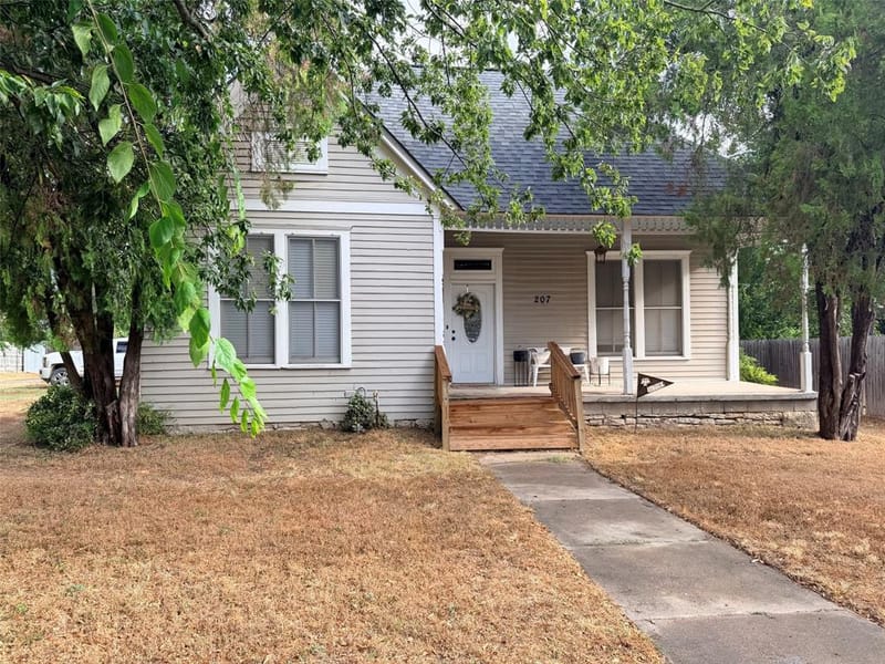 207 W Neely Avenue, Comanche TX 76442 - Photo 3