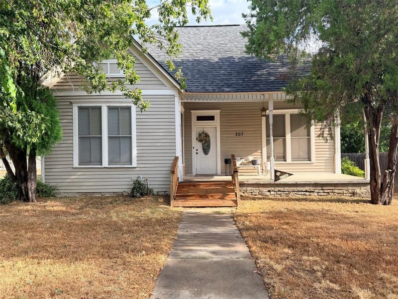 207 W Neely Avenue, Comanche TX 76442