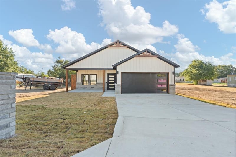 5431 arrowhead Drive, Granbury TX 76048 - Photo 2