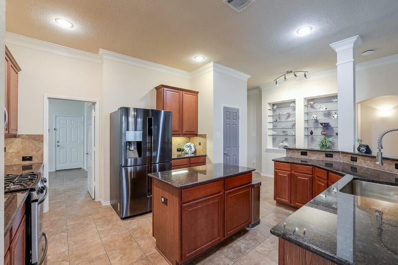 2815 Fox Creek Trail, Arlington TX 76017 - Photo 6