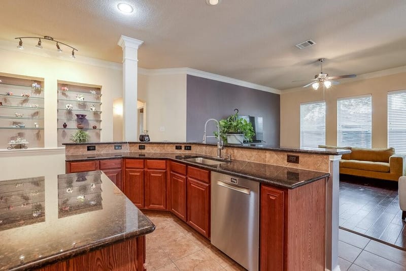 2815 Fox Creek Trail, Arlington TX 76017 - Photo 7