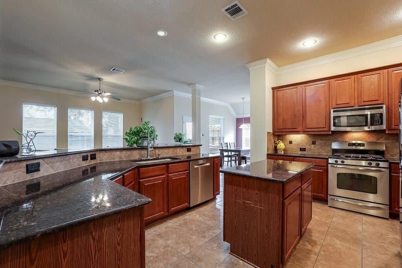2815 Fox Creek Trail, Arlington TX 76017 - Photo 9