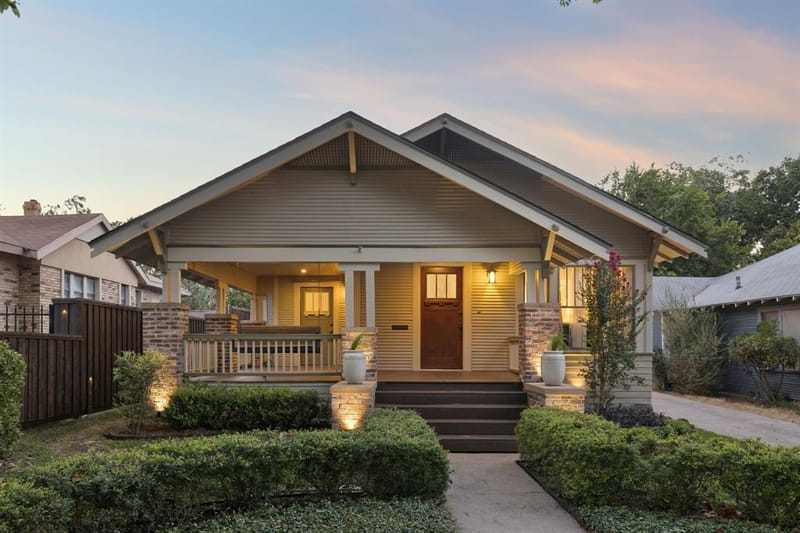 1011 Woodlawn Avenue, Dallas TX 75208 - Photo 2