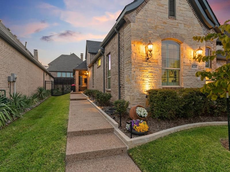 828 Royal Minister Boulevard, Lewisville TX 75056 - Photo 3
