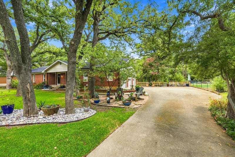 307 Shadow Lane, Euless TX 76039 - Photo 2