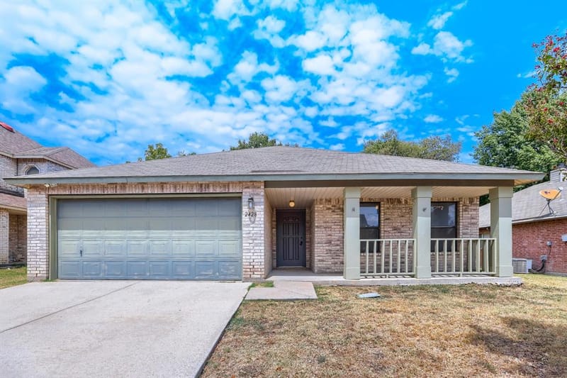 2428 Winford Drive, Grand Prairie TX 75052 - Photo 2