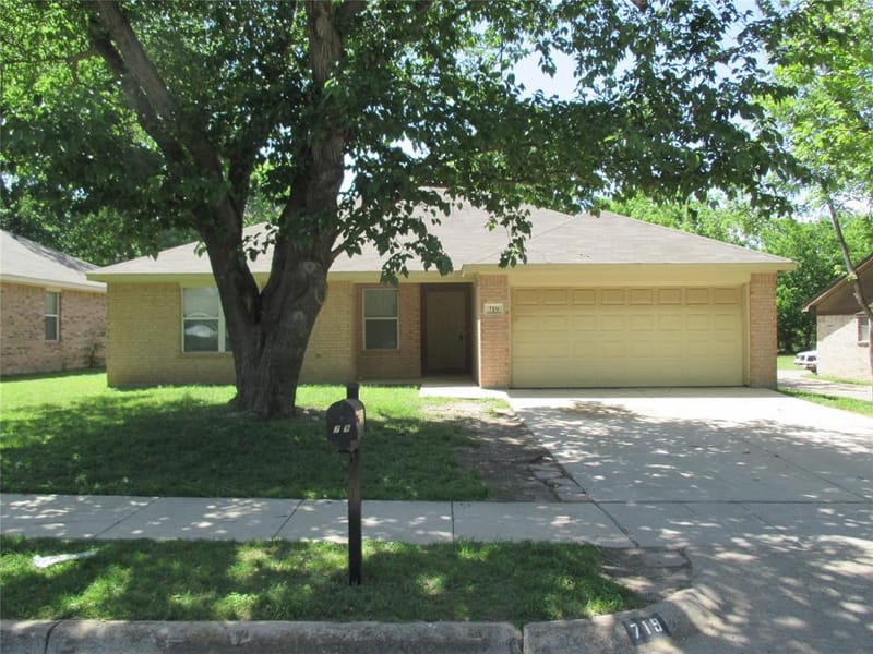 719 Hallvale Drive, White Settlement TX 76108