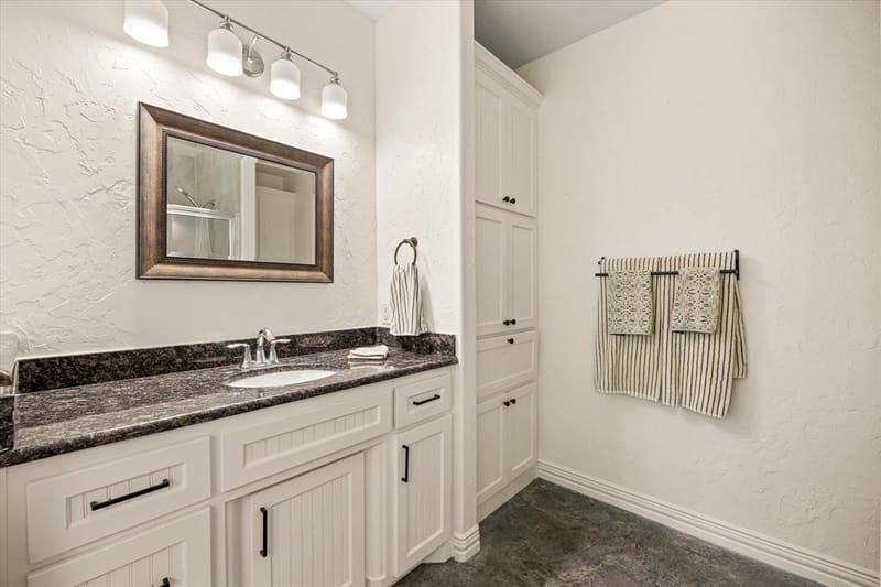 1004 W Apache Trail, Granbury TX 76048 - Photo 16