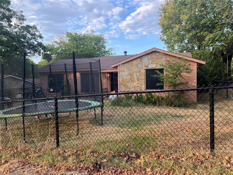 6057 Park Manor Drive, Dallas TX 75241 - Photo 2