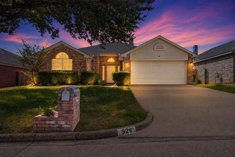 926 Wintercrest Court, Arlington TX 76017