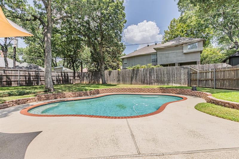 3901 Echo Hill Court, Arlington TX 76001 - Photo 4