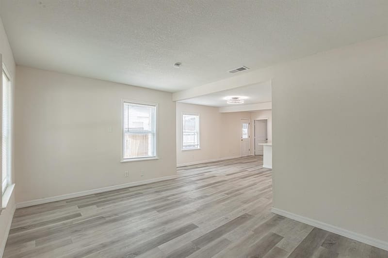 426 NE 29th Street, Grand Prairie TX 75050 - Photo 3