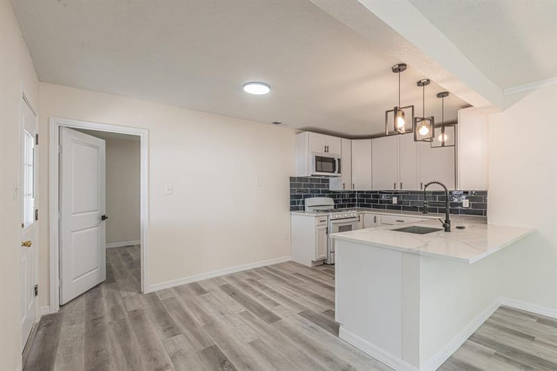 426 NE 29th Street, Grand Prairie TX 75050 - Photo 9