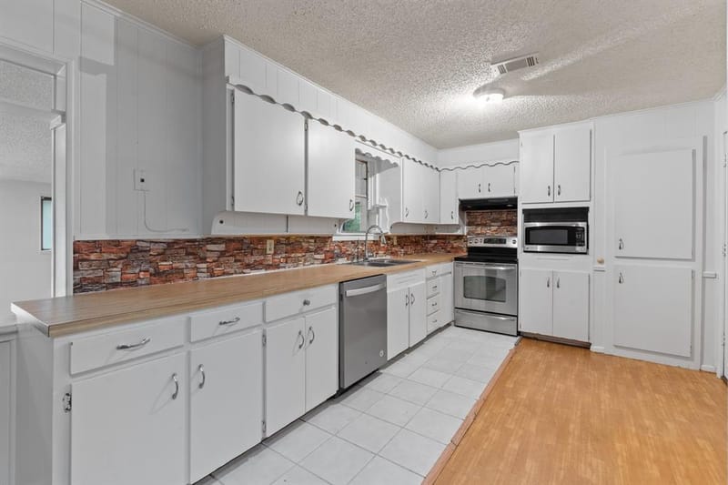 3016 E Renfro Street, Burleson TX 76028 - Photo 9
