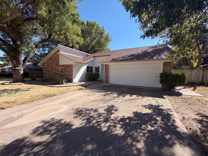 1208 Hillcrest Drive, Euless TX 76039