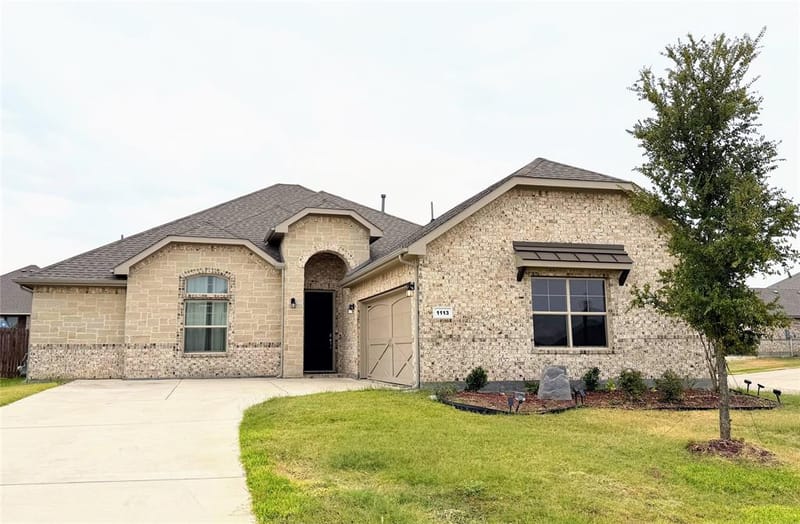 1113 Whispering Hill Drive, Mansfield TX 76063