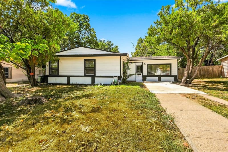 702 Jonathan Lane, Arlington TX 76010 - Photo 2