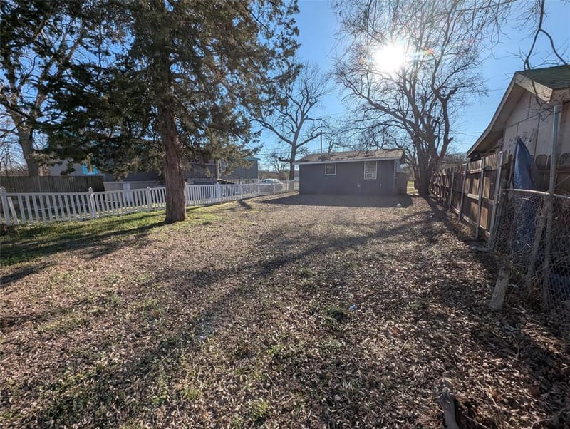 203 S Kouns Street, Cleburne TX 76031 - Photo 7