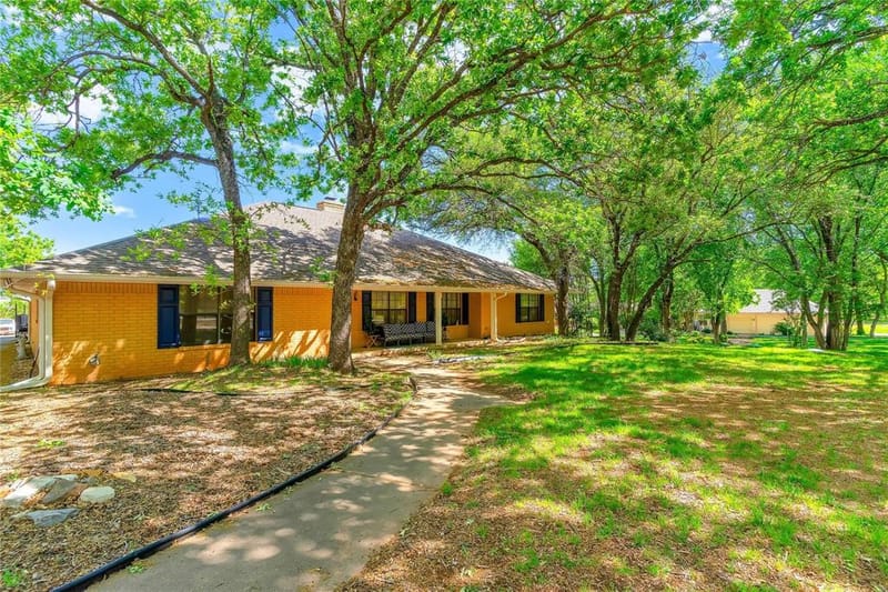 6212 Westover Drive, Granbury TX 76049 - Photo 2
