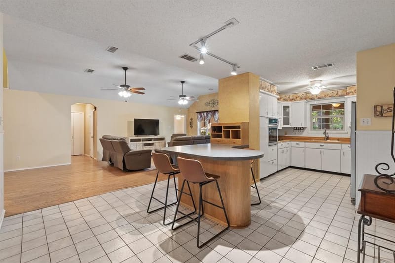 649 Parkridge Boulevard, Burleson TX 76028 - Photo 9