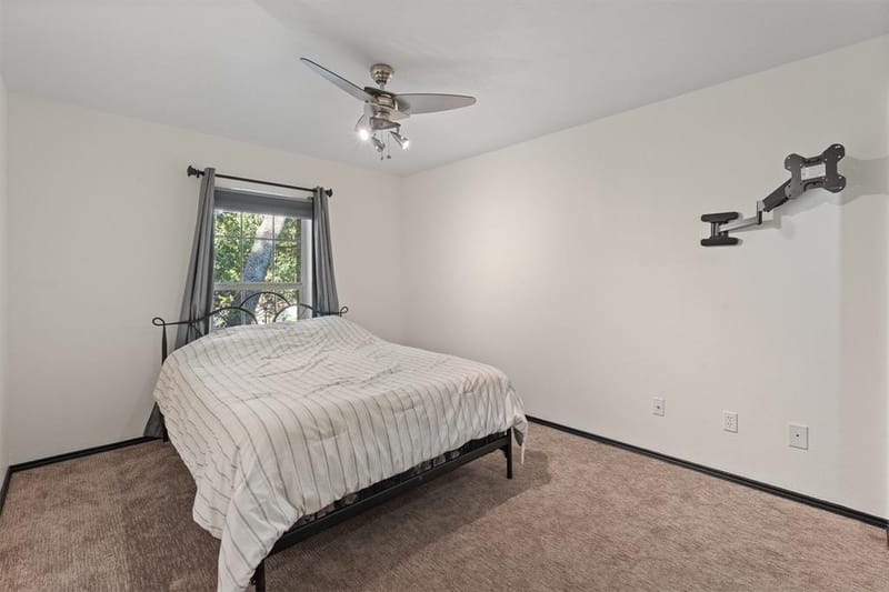 649 Parkridge Boulevard, Burleson TX 76028 - Photo 18