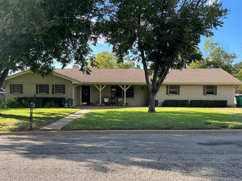 1811 W Overhill Drive, Stephenville TX 76401