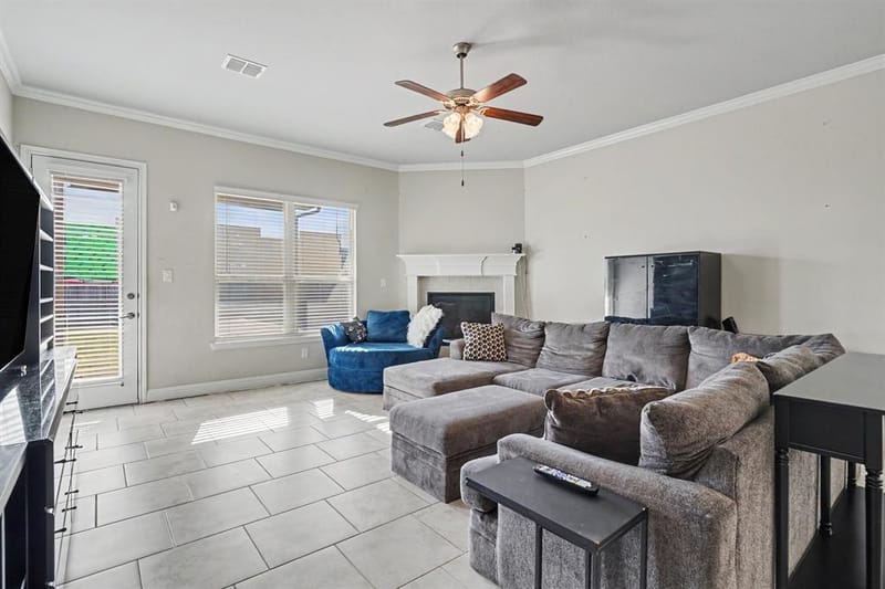 646 Harris Ridge Drive, Arlington TX 76002 - Photo 2