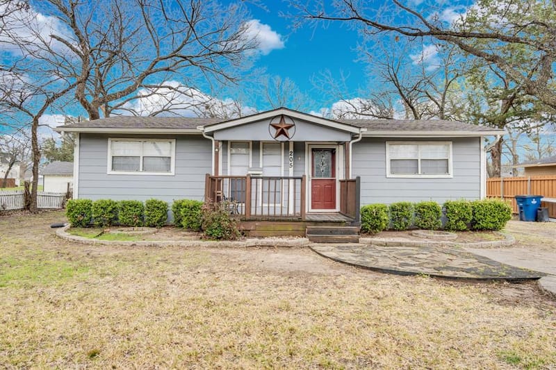 205 W Latimer Street, Ennis TX 75119 - Photo 2