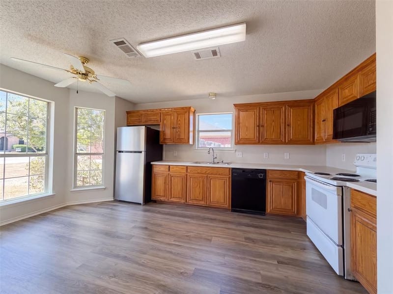 8025 Blue Duck Trail, Arlington TX 76002 - Photo 2