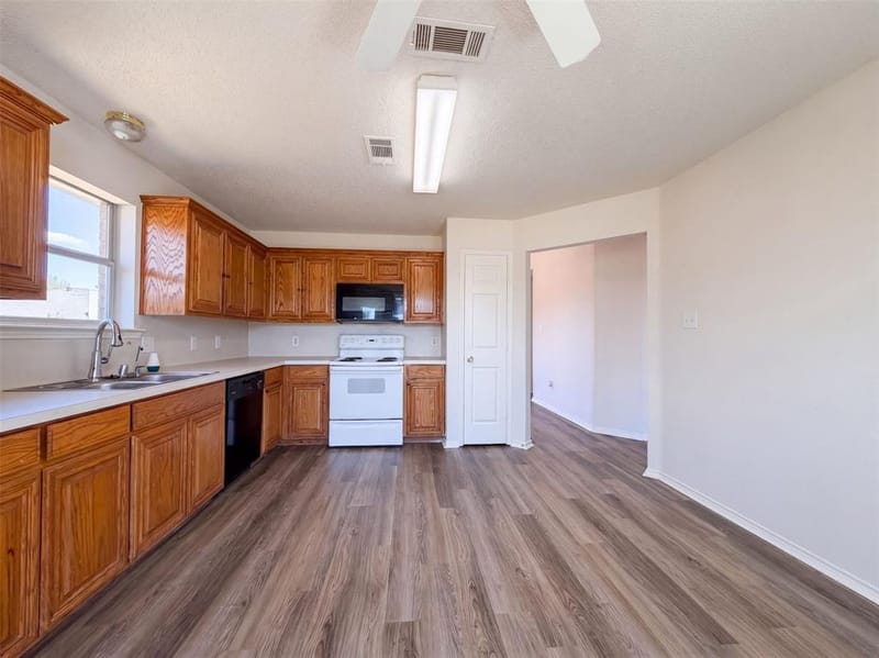 8025 Blue Duck Trail, Arlington TX 76002 - Photo 3