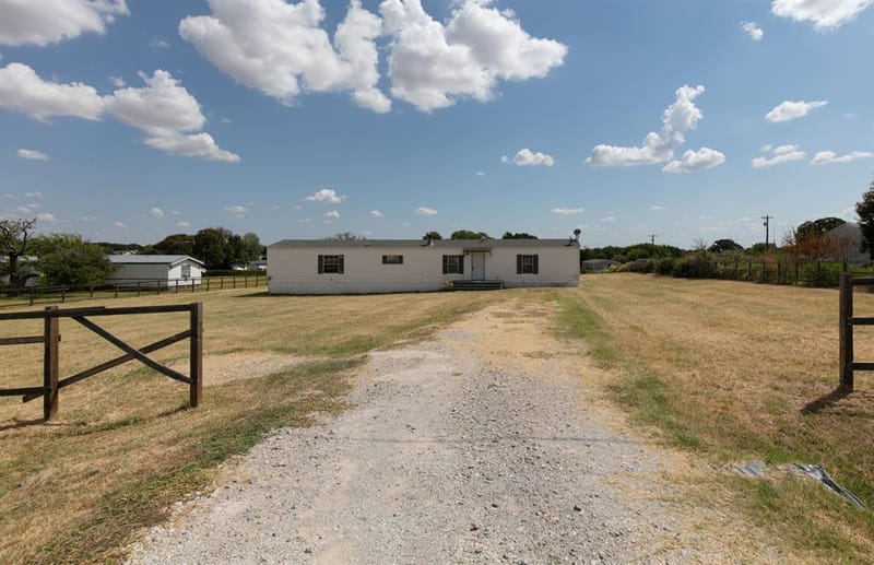 206 Creekview Meadows Court, Springtown TX 76082