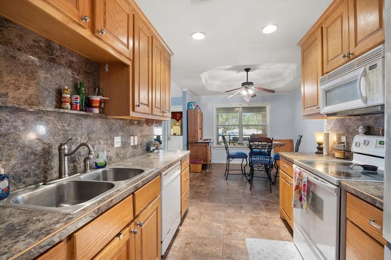 612 Parker Lane, Granbury TX 76048 - Photo 10