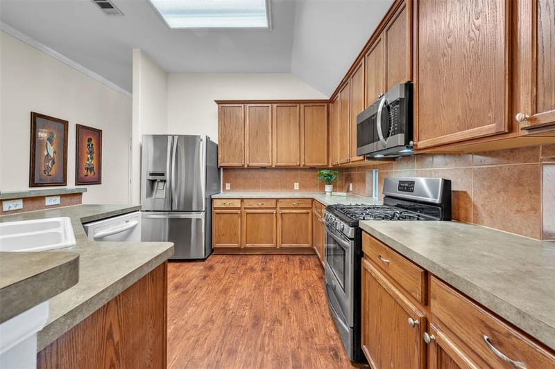 8102 Mansanillo Court, Arlington TX 76002 - Photo 7