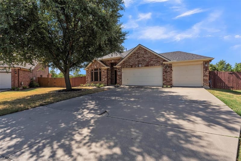 8102 Mansanillo Court, Arlington TX 76002