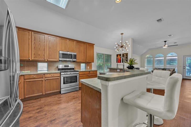 8102 Mansanillo Court, Arlington TX 76002 - Photo 5