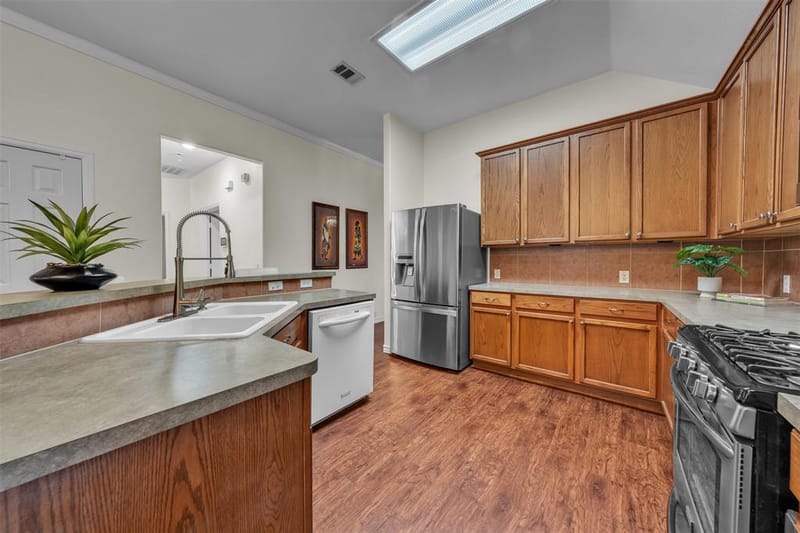 8102 Mansanillo Court, Arlington TX 76002 - Photo 8