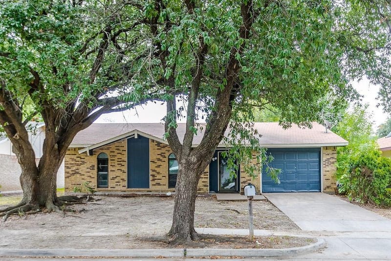 2633 Santa Anna Drive, Grand Prairie TX 75052 - Photo 2