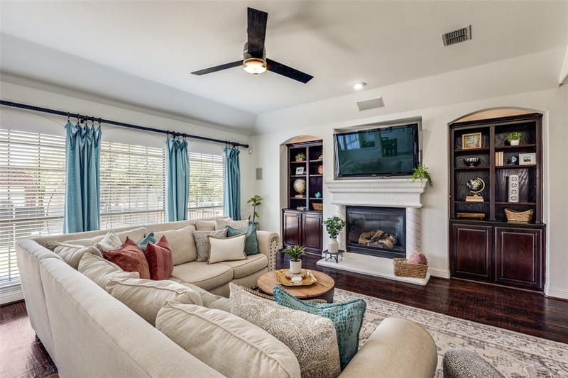 400 S Hampton Court, Lewisville TX 75056 - Photo 4