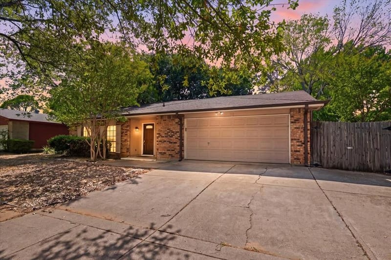 2614 Creekview Drive, Arlington TX 76016 - Photo 2