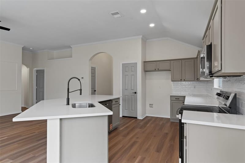 718 W Lonesome Dove Trail, Arlington TX 76001 - Photo 13