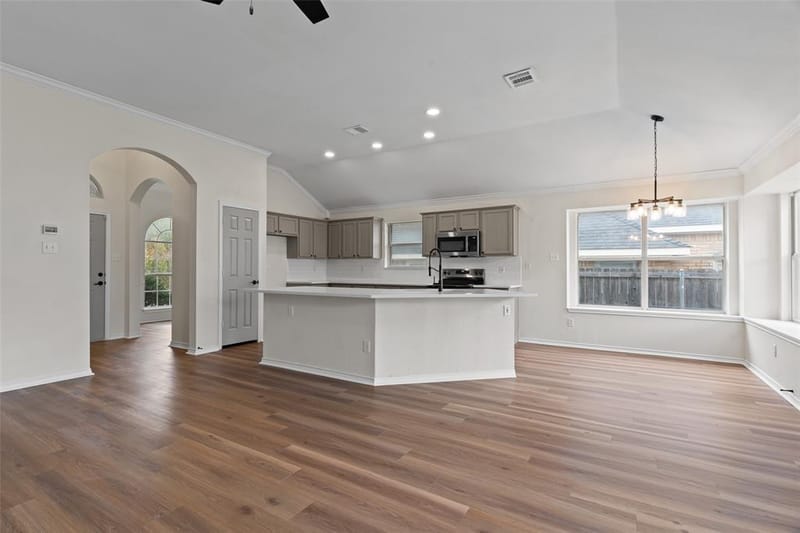 718 W Lonesome Dove Trail, Arlington TX 76001 - Photo 12