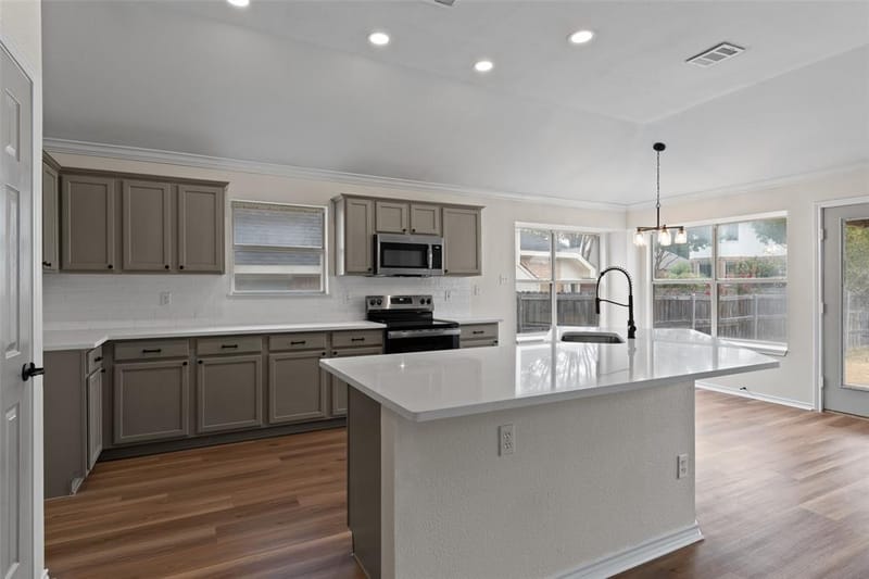 718 W Lonesome Dove Trail, Arlington TX 76001 - Photo 3