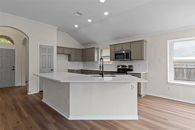 718 W Lonesome Dove Trail, Arlington TX 76001 - Photo 14