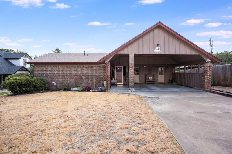 643 S Rough Creek Court, Granbury TX 76048 - Photo 2